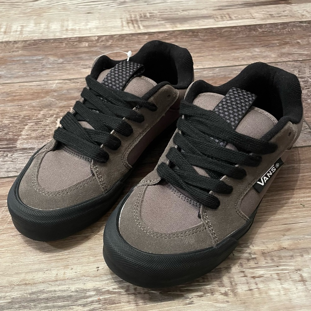 Vans Chukka push trainers in black / bungee cord brown, skate shoes